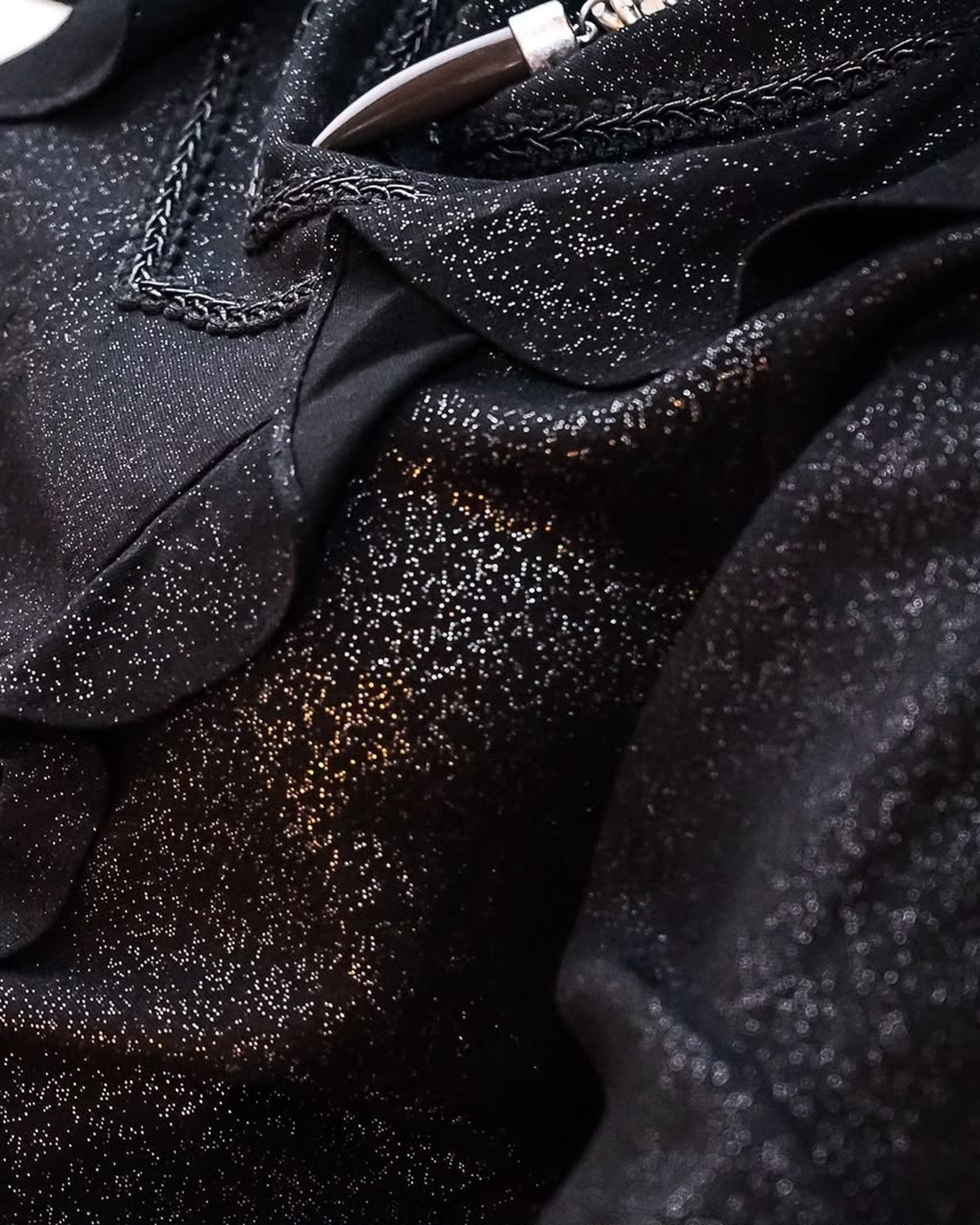Camisa Geisha Tinta - detalle de volados y brillo