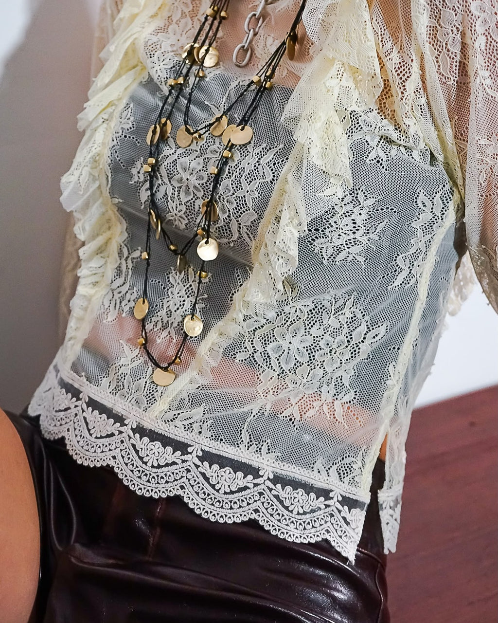 Camisa Tatami Tinta - detalle de encaje y puntilla